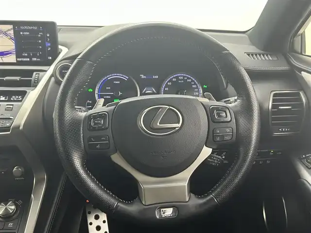 レクサス ＮＸ 300h Fスポーツ 熊本県 2018(平30)年 6.7万km ホワイトノーヴァガラスフレーク 禁煙車　/サンルーフ　/純正SDナビ（ＣＤ・ＤＶＤ・フルセグ・ＢＴ・ＵＳＢ）/全周囲カメラ　/純正ドライブレコーダー　/ＥＴＣ２．０　/レクサスセーフティシステム/・衝突軽減ブレーキ/・レーンキープアシスト/・レーダークルーズコントロール/・ロードサインアシスト/ブラインドスポットモニター/横滑り防止/前席シートヒーター　/ステアリングヒーター　/前席エアーシート/前席パワーシート/メモリシート/置くだけ充電/パワーバックドア/電動格納セカンドシート/ヘッドアップディスプレイ/パドルシフト/チルト＆テレスコピックステアリング/電動パーキング/オートホールド/純正フロアマット/純正１８インチAW/オートライト/アダブティブハイビームアシスト/LEDヘッドライト/フォグランプ/スマートキー/プッシュスタート