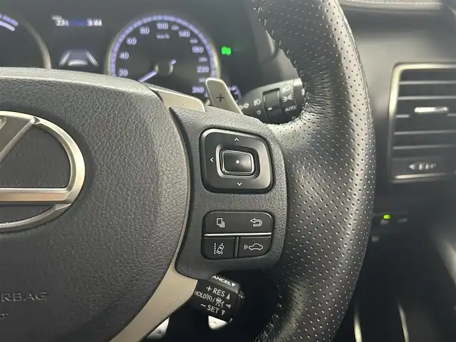 レクサス ＮＸ 300h Fスポーツ 熊本県 2018(平30)年 6.7万km ホワイトノーヴァガラスフレーク 禁煙車　/サンルーフ　/純正SDナビ（ＣＤ・ＤＶＤ・フルセグ・ＢＴ・ＵＳＢ）/全周囲カメラ　/純正ドライブレコーダー　/ＥＴＣ２．０　/レクサスセーフティシステム/・衝突軽減ブレーキ/・レーンキープアシスト/・レーダークルーズコントロール/・ロードサインアシスト/ブラインドスポットモニター/横滑り防止/前席シートヒーター　/ステアリングヒーター　/前席エアーシート/前席パワーシート/メモリシート/置くだけ充電/パワーバックドア/電動格納セカンドシート/ヘッドアップディスプレイ/パドルシフト/チルト＆テレスコピックステアリング/電動パーキング/オートホールド/純正フロアマット/純正１８インチAW/オートライト/アダブティブハイビームアシスト/LEDヘッドライト/フォグランプ/スマートキー/プッシュスタート