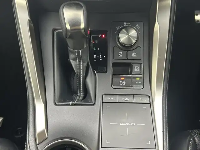 レクサス ＮＸ 300h Fスポーツ 熊本県 2018(平30)年 6.7万km ホワイトノーヴァガラスフレーク 禁煙車　/サンルーフ　/純正SDナビ（ＣＤ・ＤＶＤ・フルセグ・ＢＴ・ＵＳＢ）/全周囲カメラ　/純正ドライブレコーダー　/ＥＴＣ２．０　/レクサスセーフティシステム/・衝突軽減ブレーキ/・レーンキープアシスト/・レーダークルーズコントロール/・ロードサインアシスト/ブラインドスポットモニター/横滑り防止/前席シートヒーター　/ステアリングヒーター　/前席エアーシート/前席パワーシート/メモリシート/置くだけ充電/パワーバックドア/電動格納セカンドシート/ヘッドアップディスプレイ/パドルシフト/チルト＆テレスコピックステアリング/電動パーキング/オートホールド/純正フロアマット/純正１８インチAW/オートライト/アダブティブハイビームアシスト/LEDヘッドライト/フォグランプ/スマートキー/プッシュスタート