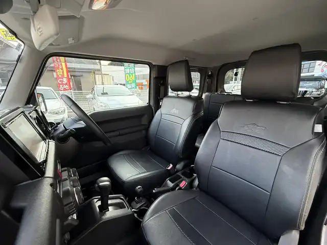 スズキ ジムニー XC 長崎県 2022(令4)年 1.7万km ミディアムグレー 衝突被害軽減ブレーキ/クルーズコントロール/レーンキープアシスト/ディーラーOP/メモリナビ【CN-RZ875】/・Bluetooth接続/・フルセグTV/・DVD再生/シートヒーター/革調シートカバー/ドライブレコーダー/ダウンヒルアシスト/LEDオートヘッドライト/ヘッドライトウォッシャー/ステアリングスイッチ/横すべり防止装置/アイドリングストップ/純正マッドガード/社外テールランプカバー