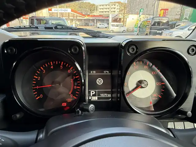 スズキ ジムニー XC 長崎県 2022(令4)年 1.7万km ミディアムグレー 衝突被害軽減ブレーキ/クルーズコントロール/レーンキープアシスト/ディーラーOP/メモリナビ【CN-RZ875】/・Bluetooth接続/・フルセグTV/・DVD再生/シートヒーター/革調シートカバー/ドライブレコーダー/ダウンヒルアシスト/LEDオートヘッドライト/ヘッドライトウォッシャー/ステアリングスイッチ/横すべり防止装置/アイドリングストップ/純正マッドガード/社外テールランプカバー