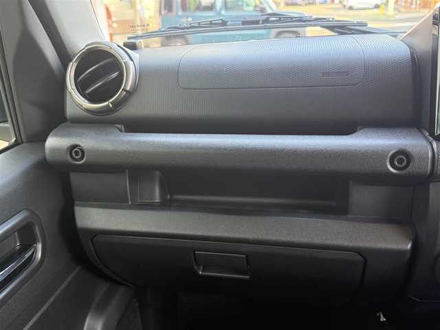 スズキ ジムニー XC 長崎県 2022(令4)年 1.7万km ミディアムグレー 衝突被害軽減ブレーキ/クルーズコントロール/レーンキープアシスト/ディーラーOP/メモリナビ【CN-RZ875】/・Bluetooth接続/・フルセグTV/・DVD再生/シートヒーター/革調シートカバー/ドライブレコーダー/ダウンヒルアシスト/LEDオートヘッドライト/ヘッドライトウォッシャー/ステアリングスイッチ/横すべり防止装置/アイドリングストップ/純正マッドガード/社外テールランプカバー