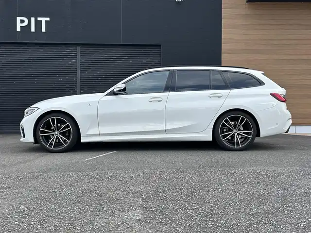 ＢＭＷ ＢＭＷ ３１８ｉ ツーリング Mスポーツ 宮崎県 2021(令3)年 5.3万km 白 純正メモリナビ/・Bluetooth /・USB/・AM FM/・ワイヤレス充電/全方位カメラ/・フロント/・サイド/・バック/ブラックレザーシート/・DN席パワーシート/・DN席シートヒーター /ライブコックピット/ブラインドスポットモニター/インテリジェントセーフティ/アダプティブクルーズコントロール/・レーンキープ/ヘッドアップディスプレイ/前後ユピテルドライブレコーダー/ミラー一体型ETC/アンビエントライト/パドルシフト/LEDヘッドライト/・オートライト/・オートハイビーム/純正19インチアルミホイール