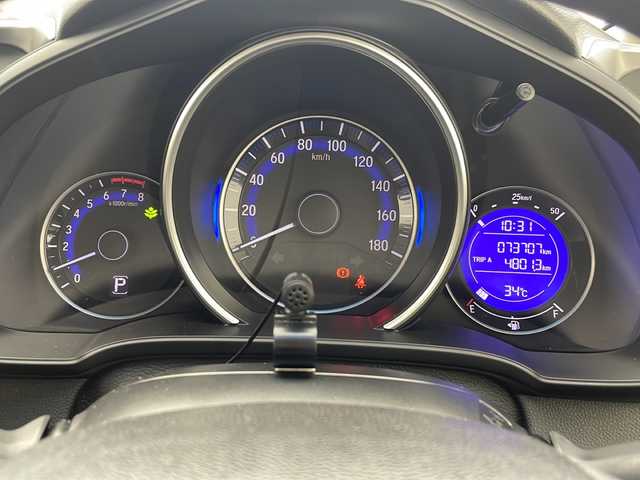 ホンダ フィット 13G Fパッケージ 沖縄県 2015(平27)年 7.4万km プレミアムホワイトパール 社外ナビ　【AVIC-RZ802】/　(ＴＶ　Ｂｌｕｅｔｏｏｔｈ　ＣＤ／ＤＶＤ)　/プッシュスタート　/スマートキー/スペアキー　/アイドリングストップ　/純正フロアマット　/ＥＴＣ　/横滑り防止機能　/パワーステアリング　/パワーウィンドウ　/ドアバイザー