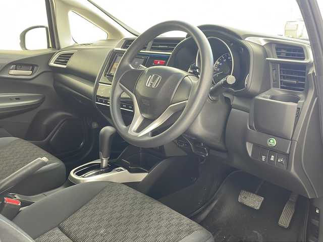 ホンダ フィット 13G Fパッケージ 沖縄県 2015(平27)年 7.4万km プレミアムホワイトパール 社外ナビ　【AVIC-RZ802】/　(ＴＶ　Ｂｌｕｅｔｏｏｔｈ　ＣＤ／ＤＶＤ)　/プッシュスタート　/スマートキー/スペアキー　/アイドリングストップ　/純正フロアマット　/ＥＴＣ　/横滑り防止機能　/パワーステアリング　/パワーウィンドウ　/ドアバイザー