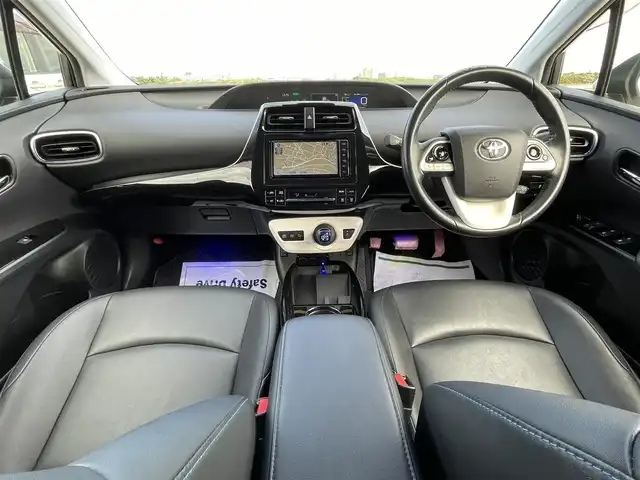 トヨタ プリウス S ツーリングセレクション 佐賀県 2018(平30)年 7.8万km ホワイトパールクリスタルシャイン 純正SDナビゲーション/・フルセグTV/CD/DVD/SD/Bluetooth/バックカメラ/ビルトインETC/ブラックレザーシート(合成皮革)/DN席シートヒーター/ISOFIX対応/革巻きステアリング/ステアリングリモコン/純正フルエアロ/純正17インチアルミホイール/純正LEDヘッドライト/・オートマチックハイビーム/純正LEDフォグランプ/純正ドアバイザ―/トヨタセーフティセンスC/・レーダークルーズコントロール/・プリクラッシュセーフティ/・レーンディパーチャーアラート(ハンドル支援有)/・ふらつき検知機能