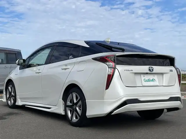 トヨタ プリウス S ツーリングセレクション 佐賀県 2018(平30)年 7.8万km ホワイトパールクリスタルシャイン 純正SDナビゲーション/・フルセグTV/CD/DVD/SD/Bluetooth/バックカメラ/ビルトインETC/ブラックレザーシート(合成皮革)/DN席シートヒーター/ISOFIX対応/革巻きステアリング/ステアリングリモコン/純正フルエアロ/純正17インチアルミホイール/純正LEDヘッドライト/・オートマチックハイビーム/純正LEDフォグランプ/純正ドアバイザ―/トヨタセーフティセンスC/・レーダークルーズコントロール/・プリクラッシュセーフティ/・レーンディパーチャーアラート(ハンドル支援有)/・ふらつき検知機能