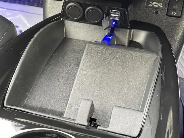 トヨタ プリウス S ツーリングセレクション 佐賀県 2018(平30)年 7.8万km ホワイトパールクリスタルシャイン 純正SDナビゲーション/・フルセグTV/CD/DVD/SD/Bluetooth/バックカメラ/ビルトインETC/ブラックレザーシート(合成皮革)/DN席シートヒーター/ISOFIX対応/革巻きステアリング/ステアリングリモコン/純正フルエアロ/純正17インチアルミホイール/純正LEDヘッドライト/・オートマチックハイビーム/純正LEDフォグランプ/純正ドアバイザ―/トヨタセーフティセンスC/・レーダークルーズコントロール/・プリクラッシュセーフティ/・レーンディパーチャーアラート(ハンドル支援有)/・ふらつき検知機能