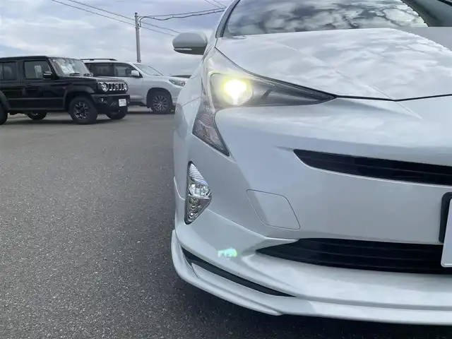 トヨタ プリウス S ツーリングセレクション 佐賀県 2018(平30)年 7.8万km ホワイトパールクリスタルシャイン 純正SDナビゲーション/・フルセグTV/CD/DVD/SD/Bluetooth/バックカメラ/ビルトインETC/ブラックレザーシート(合成皮革)/DN席シートヒーター/ISOFIX対応/革巻きステアリング/ステアリングリモコン/純正フルエアロ/純正17インチアルミホイール/純正LEDヘッドライト/・オートマチックハイビーム/純正LEDフォグランプ/純正ドアバイザ―/トヨタセーフティセンスC/・レーダークルーズコントロール/・プリクラッシュセーフティ/・レーンディパーチャーアラート(ハンドル支援有)/・ふらつき検知機能