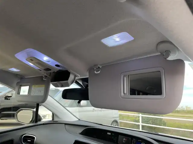 トヨタ プリウス S ツーリングセレクション 佐賀県 2018(平30)年 7.8万km ホワイトパールクリスタルシャイン 純正SDナビゲーション/・フルセグTV/CD/DVD/SD/Bluetooth/バックカメラ/ビルトインETC/ブラックレザーシート(合成皮革)/DN席シートヒーター/ISOFIX対応/革巻きステアリング/ステアリングリモコン/純正フルエアロ/純正17インチアルミホイール/純正LEDヘッドライト/・オートマチックハイビーム/純正LEDフォグランプ/純正ドアバイザ―/トヨタセーフティセンスC/・レーダークルーズコントロール/・プリクラッシュセーフティ/・レーンディパーチャーアラート(ハンドル支援有)/・ふらつき検知機能