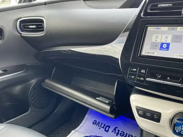 トヨタ プリウス S ツーリングセレクション 佐賀県 2018(平30)年 7.8万km ホワイトパールクリスタルシャイン 純正SDナビゲーション/・フルセグTV/CD/DVD/SD/Bluetooth/バックカメラ/ビルトインETC/ブラックレザーシート(合成皮革)/DN席シートヒーター/ISOFIX対応/革巻きステアリング/ステアリングリモコン/純正フルエアロ/純正17インチアルミホイール/純正LEDヘッドライト/・オートマチックハイビーム/純正LEDフォグランプ/純正ドアバイザ―/トヨタセーフティセンスC/・レーダークルーズコントロール/・プリクラッシュセーフティ/・レーンディパーチャーアラート(ハンドル支援有)/・ふらつき検知機能