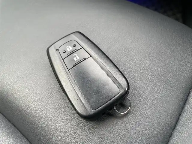 トヨタ プリウス S ツーリングセレクション 佐賀県 2018(平30)年 7.8万km ホワイトパールクリスタルシャイン 純正SDナビゲーション/・フルセグTV/CD/DVD/SD/Bluetooth/バックカメラ/ビルトインETC/ブラックレザーシート(合成皮革)/DN席シートヒーター/ISOFIX対応/革巻きステアリング/ステアリングリモコン/純正フルエアロ/純正17インチアルミホイール/純正LEDヘッドライト/・オートマチックハイビーム/純正LEDフォグランプ/純正ドアバイザ―/トヨタセーフティセンスC/・レーダークルーズコントロール/・プリクラッシュセーフティ/・レーンディパーチャーアラート(ハンドル支援有)/・ふらつき検知機能