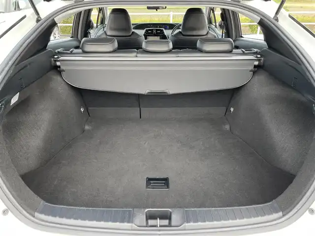 トヨタ プリウス S ツーリングセレクション 佐賀県 2018(平30)年 7.8万km ホワイトパールクリスタルシャイン 純正SDナビゲーション/・フルセグTV/CD/DVD/SD/Bluetooth/バックカメラ/ビルトインETC/ブラックレザーシート(合成皮革)/DN席シートヒーター/ISOFIX対応/革巻きステアリング/ステアリングリモコン/純正フルエアロ/純正17インチアルミホイール/純正LEDヘッドライト/・オートマチックハイビーム/純正LEDフォグランプ/純正ドアバイザ―/トヨタセーフティセンスC/・レーダークルーズコントロール/・プリクラッシュセーフティ/・レーンディパーチャーアラート(ハンドル支援有)/・ふらつき検知機能