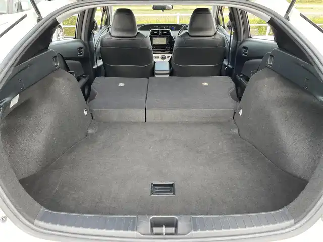 トヨタ プリウス S ツーリングセレクション 佐賀県 2018(平30)年 7.8万km ホワイトパールクリスタルシャイン 純正SDナビゲーション/・フルセグTV/CD/DVD/SD/Bluetooth/バックカメラ/ビルトインETC/ブラックレザーシート(合成皮革)/DN席シートヒーター/ISOFIX対応/革巻きステアリング/ステアリングリモコン/純正フルエアロ/純正17インチアルミホイール/純正LEDヘッドライト/・オートマチックハイビーム/純正LEDフォグランプ/純正ドアバイザ―/トヨタセーフティセンスC/・レーダークルーズコントロール/・プリクラッシュセーフティ/・レーンディパーチャーアラート(ハンドル支援有)/・ふらつき検知機能