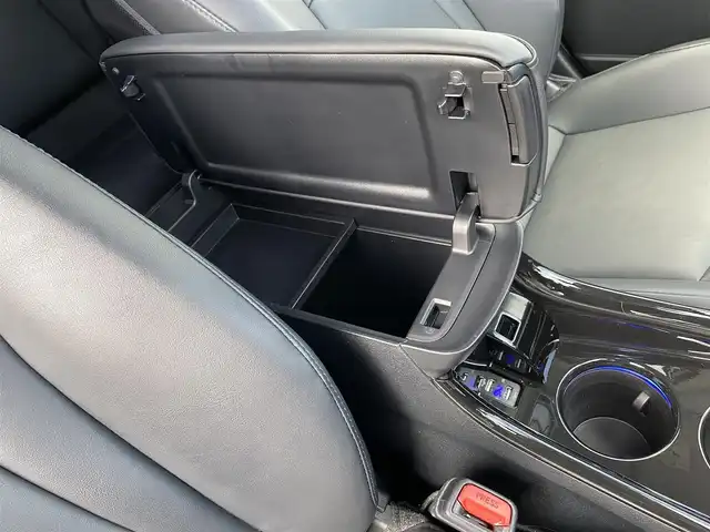 トヨタ プリウス S ツーリングセレクション 佐賀県 2018(平30)年 7.8万km ホワイトパールクリスタルシャイン 純正SDナビゲーション/・フルセグTV/CD/DVD/SD/Bluetooth/バックカメラ/ビルトインETC/ブラックレザーシート(合成皮革)/DN席シートヒーター/ISOFIX対応/革巻きステアリング/ステアリングリモコン/純正フルエアロ/純正17インチアルミホイール/純正LEDヘッドライト/・オートマチックハイビーム/純正LEDフォグランプ/純正ドアバイザ―/トヨタセーフティセンスC/・レーダークルーズコントロール/・プリクラッシュセーフティ/・レーンディパーチャーアラート(ハンドル支援有)/・ふらつき検知機能