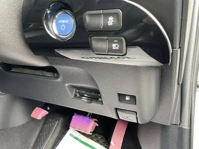 トヨタ プリウス S ツーリングセレクション 佐賀県 2018(平30)年 7.8万km ホワイトパールクリスタルシャイン 純正SDナビゲーション/・フルセグTV/CD/DVD/SD/Bluetooth/バックカメラ/ビルトインETC/ブラックレザーシート(合成皮革)/DN席シートヒーター/ISOFIX対応/革巻きステアリング/ステアリングリモコン/純正フルエアロ/純正17インチアルミホイール/純正LEDヘッドライト/・オートマチックハイビーム/純正LEDフォグランプ/純正ドアバイザ―/トヨタセーフティセンスC/・レーダークルーズコントロール/・プリクラッシュセーフティ/・レーンディパーチャーアラート(ハンドル支援有)/・ふらつき検知機能