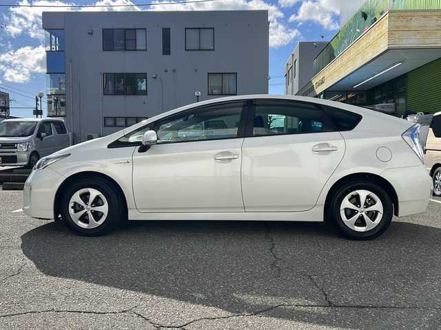 トヨタ プリウス G 福井県 2014(平26)年 3.8万km ホワイトパールクリスタルシャイン 登録時走行距離37940km/ワンオーナー/純正メモリナビゲーション/（CD/DVD/BT）/フルセグテレビ/バックカメラ/純正15インチアルミホイール/クルーズコントロール/ドライブレコーダー/D席パワーシート/ハーフレザーシート/HIDヘッドライト/フォグランプ/オートライト/ビルトインETC/プッシュスタート/スマートキー/保証書/取扱説明書