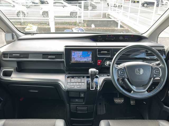 ホンダ ステップワゴン スパーダ クルスピセンシング 茨城県 2017(平29)年 6.9万km プラチナホワイトパール HONDA SENSING/-衝突軽減ブレーキ/-誤発進抑制機能/-歩行者事故低減ステアリング/-アダプティブクルーズコントロール/-車線維持支援システム/-路外逸脱抑制機能/-先行車発信お知らせ機能/-標識認識機能/-フロントセンサーカメラ/-レーダーセンサー/後席10.2V型フリップダウンモニター/社外７インチＳＤナビ/-Ｂｌｕｅｔｏｏｔｈ/Blu-ray/フルセグ/ＣＤ/DVD/バックカメラ/LEDオートライト/オートハイビーム/DN席シートヒーター/純正１７インチアルミホイール/パドルシフト/ビルトインETC