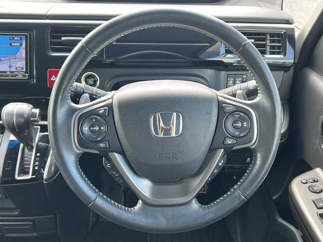 ホンダ ステップワゴン スパーダ クルスピセンシング 茨城県 2017(平29)年 6.9万km プラチナホワイトパール HONDA SENSING/-衝突軽減ブレーキ/-誤発進抑制機能/-歩行者事故低減ステアリング/-アダプティブクルーズコントロール/-車線維持支援システム/-路外逸脱抑制機能/-先行車発信お知らせ機能/-標識認識機能/-フロントセンサーカメラ/-レーダーセンサー/後席10.2V型フリップダウンモニター/社外７インチＳＤナビ/-Ｂｌｕｅｔｏｏｔｈ/Blu-ray/フルセグ/ＣＤ/DVD/バックカメラ/LEDオートライト/オートハイビーム/DN席シートヒーター/純正１７インチアルミホイール/パドルシフト/ビルトインETC