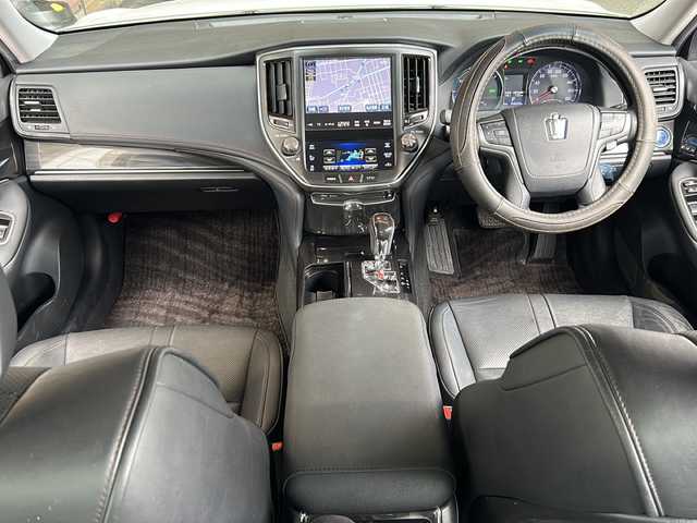 トヨタ クラウン ハイブリッド アスリートG 静岡県 2014(平26)年 10.4万km ホワイトパールクリスタルシャイン 純正マルチ/・ナビゲーション/・フルセグTV/・HDD記録/・FM/AM/・CD/DVD/・USB/・Bluetooth/主要装備/・バックカメラ/・ＥＴＣ/・クリアランスソナー/・シートヒーター＆ベンチレーション/・前席パワーシート/・追従クルコン/・ハンドルヒーター/・黒革/・プリクラッシュセーフティ/・１８インチアルミ/・オートライト/・フォグランプ/・サイドカーテンエアバッグ/・ＭＴモード付ＡＴ/・キセノンヘッドライト/・電動チルト＆テレスコピックステアリング