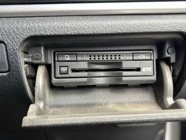 トヨタ クラウン ハイブリッド アスリートG 静岡県 2014(平26)年 10.4万km ホワイトパールクリスタルシャイン 純正マルチ/・ナビゲーション/・フルセグTV/・HDD記録/・FM/AM/・CD/DVD/・USB/・Bluetooth/主要装備/・バックカメラ/・ＥＴＣ/・クリアランスソナー/・シートヒーター＆ベンチレーション/・前席パワーシート/・追従クルコン/・ハンドルヒーター/・黒革/・プリクラッシュセーフティ/・１８インチアルミ/・オートライト/・フォグランプ/・サイドカーテンエアバッグ/・ＭＴモード付ＡＴ/・キセノンヘッドライト/・電動チルト＆テレスコピックステアリング