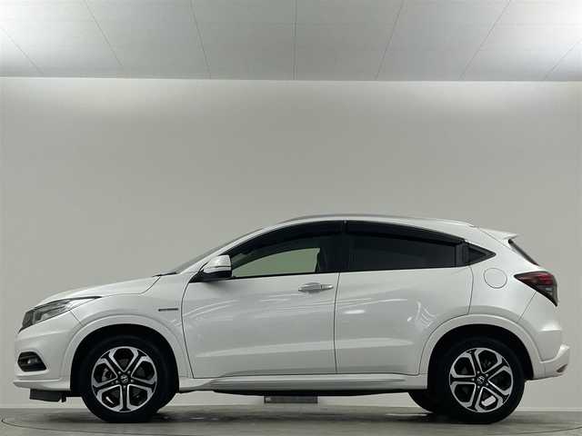 ホンダ ヴェゼル ハイブリッド Z ホンダセンシング 埼玉県 2020(令2)年 6.9万km プラチナホワイトパール 社外ナビ　衝突軽減　ＡＣＣ　バックカメラ　ＥＴＣ　ハーフレザー　前席シートヒーター　前後ドラレコ　パドルシフト　スマートキー　純正フロアマット　純正１７インチＡＷ　オートライト　ＣＤ　ＤＶＤ　ＢＴ