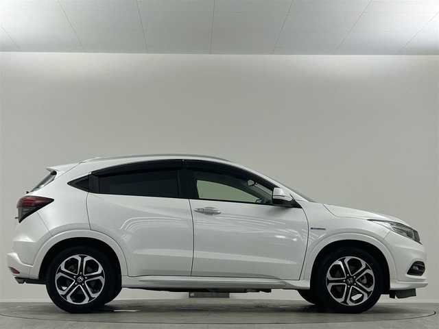 ホンダ ヴェゼル ハイブリッド Z ホンダセンシング 埼玉県 2020(令2)年 6.9万km プラチナホワイトパール 社外ナビ　衝突軽減　ＡＣＣ　バックカメラ　ＥＴＣ　ハーフレザー　前席シートヒーター　前後ドラレコ　パドルシフト　スマートキー　純正フロアマット　純正１７インチＡＷ　オートライト　ＣＤ　ＤＶＤ　ＢＴ