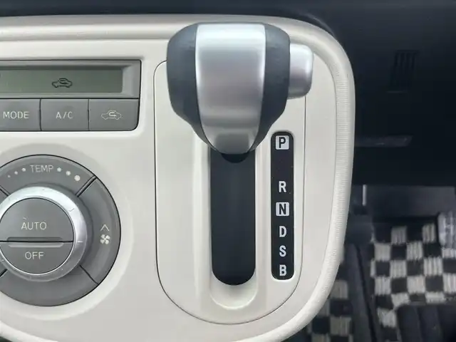ダイハツ ミラ ココア X 秋田県 2012(平24)年 6.8万km パールホワイトⅢ ４WD/社外ナビ/フルセグ/スマートキー/アイドリングストップ/純正フロアマット/純正ドアバイザー/オートエアコン/パワーステアリング/パワーウィンドウ/レベライザー/盗難防止装置/電動格納ミラー/保証書/取扱説明書/記録簿