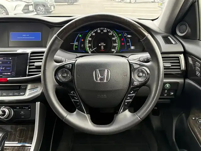 ホンダ アコード ハイブリッド EX 大分県 2015(平27)年 6.2万km ホワイトオーキッドパール ・ナビ(HDD/CD/DVD/BT/USB)/・バックカメラ/・フルセグテレビ/・衝突被害軽減ブレーキ/・レーダークルーズコントロール/・ETC/・パワーシート/・シートヒーター/・レザーシート/・シートメモリー/・スマートキー/・プッシュスタート/・RAYSホイール/・MUGENフロアマット