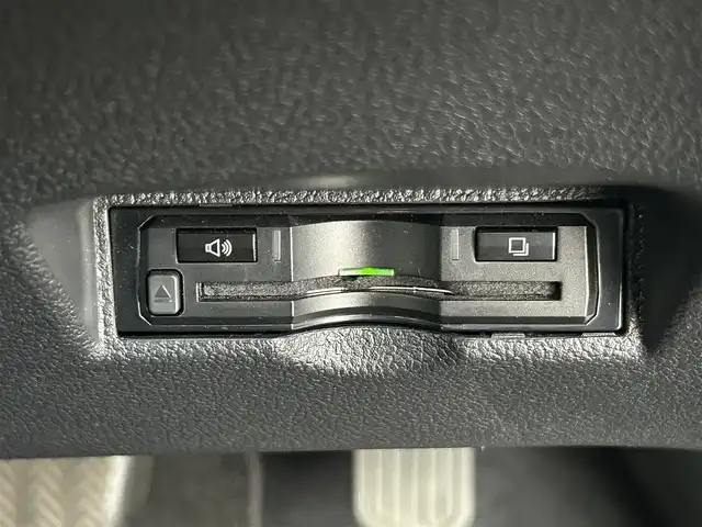 トヨタ プリウス A ツーリングセレクション 千葉県 2016(平28)年 2.5万km エモーショナルレッド 禁煙車/トヨタセーフティセンス/・レーンディパーチャーアラート/・レーンキープアシスト/・ヘッドアップディスプレイ/・ブラインドスポットモニター/・プリクラッシュセーフティ/・プリクラッシュセーフティブレーキ/・レーダークルーズコントロール/・クリアランスソナー/ビックX９インチアルパインメモリナビ/・型番：X9V/・CD/DVD/Bluetooth/フルセグTV/・バックカメラ/・ビルトインETC/革巻きステアリング/・ステアリングスイッチ/レザーシート/・DNシートヒーター/純正フロアマット/純正１７インチAW/オートライト/・LEDヘッドライト/・LEDフォグランプ