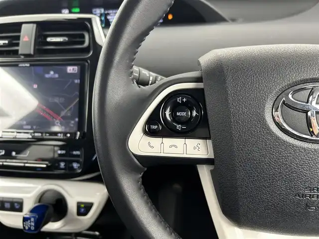 トヨタ プリウス A ツーリングセレクション 千葉県 2016(平28)年 2.5万km エモーショナルレッド 禁煙車/トヨタセーフティセンス/・レーンディパーチャーアラート/・レーンキープアシスト/・ヘッドアップディスプレイ/・ブラインドスポットモニター/・プリクラッシュセーフティ/・プリクラッシュセーフティブレーキ/・レーダークルーズコントロール/・クリアランスソナー/ビックX９インチアルパインメモリナビ/・型番：X9V/・CD/DVD/Bluetooth/フルセグTV/・バックカメラ/・ビルトインETC/革巻きステアリング/・ステアリングスイッチ/レザーシート/・DNシートヒーター/純正フロアマット/純正１７インチAW/オートライト/・LEDヘッドライト/・LEDフォグランプ