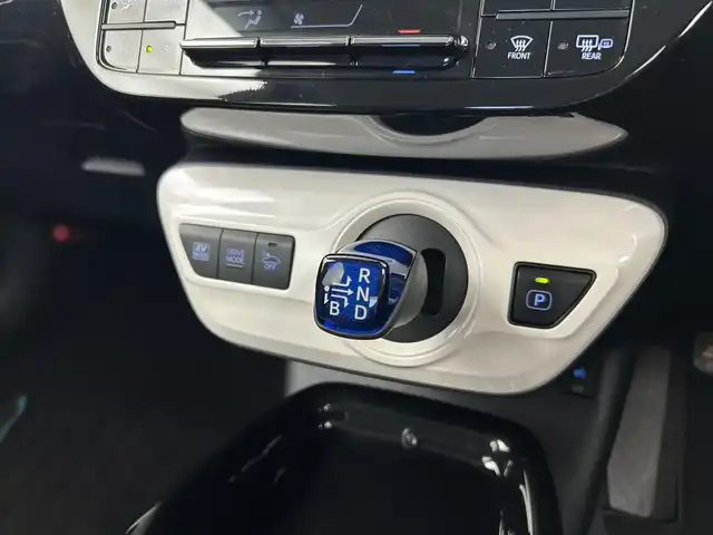 トヨタ プリウス A ツーリングセレクション 千葉県 2016(平28)年 2.5万km エモーショナルレッド 禁煙車/トヨタセーフティセンス/・レーンディパーチャーアラート/・レーンキープアシスト/・ヘッドアップディスプレイ/・ブラインドスポットモニター/・プリクラッシュセーフティ/・プリクラッシュセーフティブレーキ/・レーダークルーズコントロール/・クリアランスソナー/ビックX９インチアルパインメモリナビ/・型番：X9V/・CD/DVD/Bluetooth/フルセグTV/・バックカメラ/・ビルトインETC/革巻きステアリング/・ステアリングスイッチ/レザーシート/・DNシートヒーター/純正フロアマット/純正１７インチAW/オートライト/・LEDヘッドライト/・LEDフォグランプ