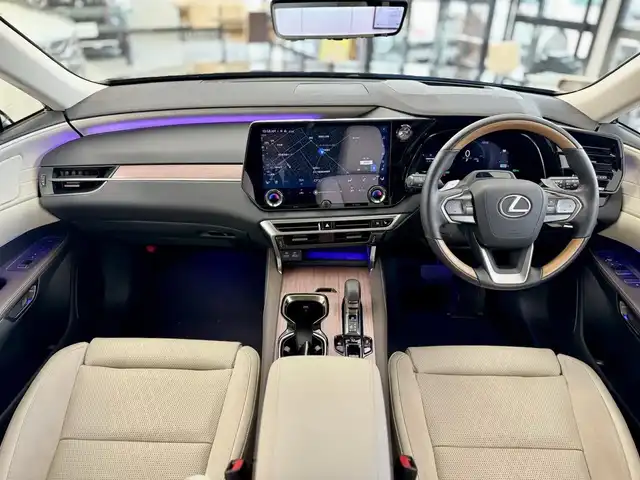 レクサス ＲＸ 350h バージョンL 滋賀県 2025(令7)年 1万km グラファイトブラックガラスフレーク ワンオーナー/改良後モデル/パノラマルーフ（チルト&アウタースライド式）/マークレビンソンサウンドシステム/ソリスホワイトセミアリン本革シート/デジタルインナーミラー/純正前後ドライブレコーダー/輻射ヒーター/電動セカンドシート/ルーフレール/寒冷地仕様/ダークグレーメタリック切削光輝21インチ純正アルミ/スカッフイルミネーション/14インチタッチディスプレウオーディオ/　コネクティッドナビプラス フルセグ Bluetooth /シースルービューパノラミックビューモニター/カラーヘッドアップディスプレイ/Lexusチームメイト/アドバンスドドライブ/アドバンスドパーク/Lexus Safety Sense /プリクラッシュセーフティ/レーンディパーチャーアラート/レーントレーシングアシスト/レーンチェンジアシスト/レーダークルーズコントロール/アダプティブハイビームシステム/フロントクロストラフィックアラート/アダクティブドライビングアシスト/ブラインドスポットモニター/スマートキー×2/クラッツィオフロアマット/