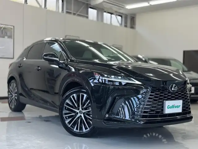 レクサス ＲＸ 350h バージョンL 滋賀県 2025(令7)年 1万km グラファイトブラックガラスフレーク ワンオーナー/改良後モデル/パノラマルーフ（チルト&アウタースライド式）/マークレビンソンサウンドシステム/ソリスホワイトセミアリン本革シート/デジタルインナーミラー/純正前後ドライブレコーダー/輻射ヒーター/電動セカンドシート/ルーフレール/寒冷地仕様/ダークグレーメタリック切削光輝21インチ純正アルミ/スカッフイルミネーション/14インチタッチディスプレウオーディオ/　コネクティッドナビプラス フルセグ Bluetooth /シースルービューパノラミックビューモニター/カラーヘッドアップディスプレイ/Lexusチームメイト/アドバンスドドライブ/アドバンスドパーク/Lexus Safety Sense /プリクラッシュセーフティ/レーンディパーチャーアラート/レーントレーシングアシスト/レーンチェンジアシスト/レーダークルーズコントロール/アダプティブハイビームシステム/フロントクロストラフィックアラート/アダクティブドライビングアシスト/ブラインドスポットモニター/スマートキー×2/クラッツィオフロアマット/