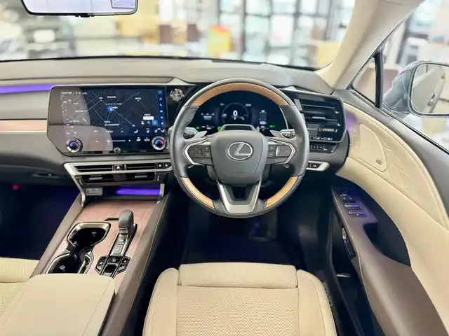 レクサス ＲＸ 350h バージョンL 滋賀県 2025(令7)年 1万km グラファイトブラックガラスフレーク ワンオーナー/改良後モデル/パノラマルーフ（チルト&アウタースライド式）/マークレビンソンサウンドシステム/ソリスホワイトセミアリン本革シート/デジタルインナーミラー/純正前後ドライブレコーダー/輻射ヒーター/電動セカンドシート/ルーフレール/寒冷地仕様/ダークグレーメタリック切削光輝21インチ純正アルミ/スカッフイルミネーション/14インチタッチディスプレウオーディオ/　コネクティッドナビプラス フルセグ Bluetooth /シースルービューパノラミックビューモニター/カラーヘッドアップディスプレイ/Lexusチームメイト/アドバンスドドライブ/アドバンスドパーク/Lexus Safety Sense /プリクラッシュセーフティ/レーンディパーチャーアラート/レーントレーシングアシスト/レーンチェンジアシスト/レーダークルーズコントロール/アダプティブハイビームシステム/フロントクロストラフィックアラート/アダクティブドライビングアシスト/ブラインドスポットモニター/スマートキー×2/クラッツィオフロアマット/