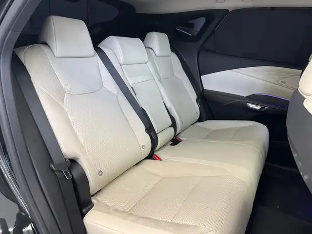 レクサス ＲＸ 350h バージョンL 滋賀県 2025(令7)年 1万km グラファイトブラックガラスフレーク ワンオーナー/改良後モデル/パノラマルーフ（チルト&アウタースライド式）/マークレビンソンサウンドシステム/ソリスホワイトセミアリン本革シート/デジタルインナーミラー/純正前後ドライブレコーダー/輻射ヒーター/電動セカンドシート/ルーフレール/寒冷地仕様/ダークグレーメタリック切削光輝21インチ純正アルミ/スカッフイルミネーション/14インチタッチディスプレウオーディオ/　コネクティッドナビプラス フルセグ Bluetooth /シースルービューパノラミックビューモニター/カラーヘッドアップディスプレイ/Lexusチームメイト/アドバンスドドライブ/アドバンスドパーク/Lexus Safety Sense /プリクラッシュセーフティ/レーンディパーチャーアラート/レーントレーシングアシスト/レーンチェンジアシスト/レーダークルーズコントロール/アダプティブハイビームシステム/フロントクロストラフィックアラート/アダクティブドライビングアシスト/ブラインドスポットモニター/スマートキー×2/クラッツィオフロアマット/