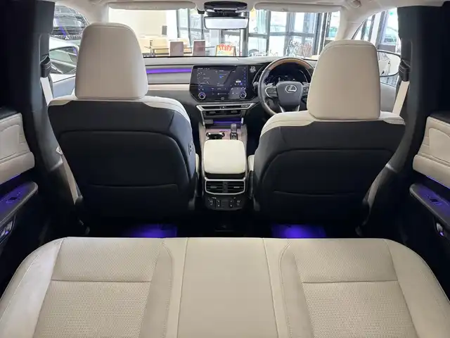 レクサス ＲＸ 350h バージョンL 滋賀県 2025(令7)年 1万km グラファイトブラックガラスフレーク ワンオーナー/改良後モデル/パノラマルーフ（チルト&アウタースライド式）/マークレビンソンサウンドシステム/ソリスホワイトセミアリン本革シート/デジタルインナーミラー/純正前後ドライブレコーダー/輻射ヒーター/電動セカンドシート/ルーフレール/寒冷地仕様/ダークグレーメタリック切削光輝21インチ純正アルミ/スカッフイルミネーション/14インチタッチディスプレウオーディオ/　コネクティッドナビプラス フルセグ Bluetooth /シースルービューパノラミックビューモニター/カラーヘッドアップディスプレイ/Lexusチームメイト/アドバンスドドライブ/アドバンスドパーク/Lexus Safety Sense /プリクラッシュセーフティ/レーンディパーチャーアラート/レーントレーシングアシスト/レーンチェンジアシスト/レーダークルーズコントロール/アダプティブハイビームシステム/フロントクロストラフィックアラート/アダクティブドライビングアシスト/ブラインドスポットモニター/スマートキー×2/クラッツィオフロアマット/