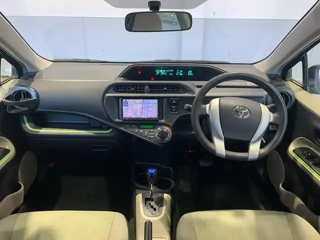 トヨタ アクア S 福井県 2013(平25)年 9.6万km グレーメタリック (株)IDOMが運営する【じしゃロン福井店】の自社ローン専用車両になりますこちらは現金またはオートローンご利用時の価格です。自社ローンご希望の方は別途その旨お申付け下さい/社外メモリーナビ/フルセグTV/CD・DVD/キーレス/バックカメラ/ETC