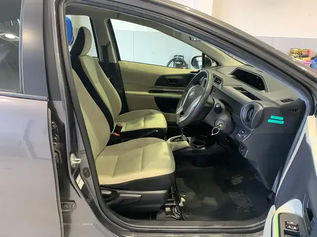 トヨタ アクア S 福井県 2013(平25)年 9.6万km グレーメタリック (株)IDOMが運営する【じしゃロン福井店】の自社ローン専用車両になりますこちらは現金またはオートローンご利用時の価格です。自社ローンご希望の方は別途その旨お申付け下さい/社外メモリーナビ/フルセグTV/CD・DVD/キーレス/バックカメラ/ETC