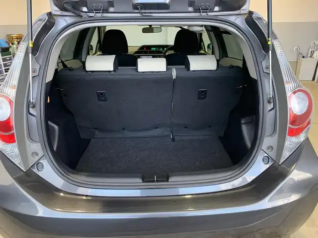 トヨタ アクア S 福井県 2013(平25)年 9.6万km グレーメタリック (株)IDOMが運営する【じしゃロン福井店】の自社ローン専用車両になりますこちらは現金またはオートローンご利用時の価格です。自社ローンご希望の方は別途その旨お申付け下さい/社外メモリーナビ/フルセグTV/CD・DVD/キーレス/バックカメラ/ETC