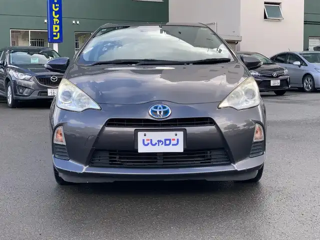 トヨタ アクア S 福井県 2013(平25)年 9.6万km グレーメタリック (株)IDOMが運営する【じしゃロン福井店】の自社ローン専用車両になりますこちらは現金またはオートローンご利用時の価格です。自社ローンご希望の方は別途その旨お申付け下さい/社外メモリーナビ/フルセグTV/CD・DVD/キーレス/バックカメラ/ETC