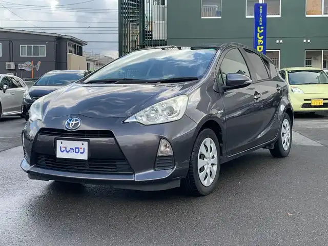 トヨタ アクア S 福井県 2013(平25)年 9.6万km グレーメタリック (株)IDOMが運営する【じしゃロン福井店】の自社ローン専用車両になりますこちらは現金またはオートローンご利用時の価格です。自社ローンご希望の方は別途その旨お申付け下さい/社外メモリーナビ/フルセグTV/CD・DVD/キーレス/バックカメラ/ETC