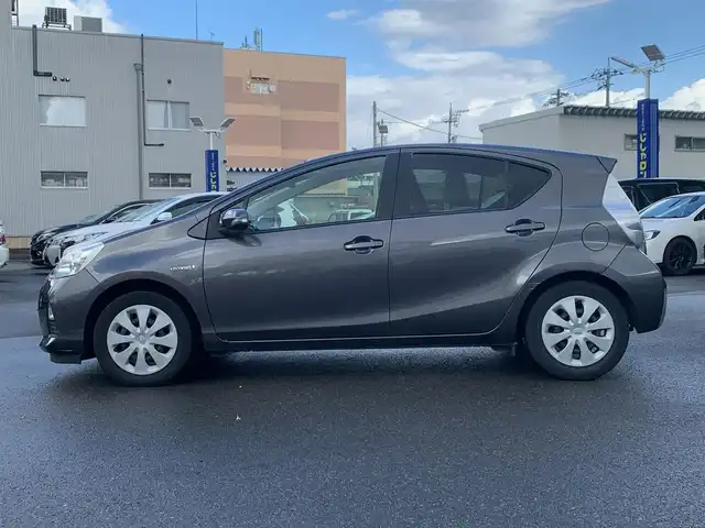 トヨタ アクア S 福井県 2013(平25)年 9.6万km グレーメタリック (株)IDOMが運営する【じしゃロン福井店】の自社ローン専用車両になりますこちらは現金またはオートローンご利用時の価格です。自社ローンご希望の方は別途その旨お申付け下さい/社外メモリーナビ/フルセグTV/CD・DVD/キーレス/バックカメラ/ETC