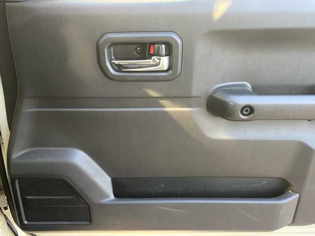 スズキ ジムニー XC 静岡県 2020(令2)年 1.1万km シフォンアイボリーM /社外ナビ/地デジTV//社外CD/DVD/Bluetooth//バックカメラ//レーダーセーフティサポート//レーンキープアシスト//純正16インチAW//クルーズコントロール//LEDヘッドライト//ETC//スマートキー//スペアキー