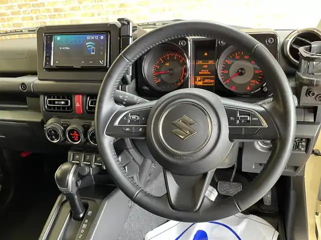 スズキ ジムニー XC 岩手県 2022(令4)年 3.9万km シフォンアイボリーM ４WD/ターボ/衝突被害軽減システム/ダウンヒルアシスト/レーンアシスト/横滑り防止装置/アイドリングストップ/純正ディスプレイオーディオ/背面タイヤ/オートエアコン/シートヒーター/エンジンスターター/LEDヘッドライト