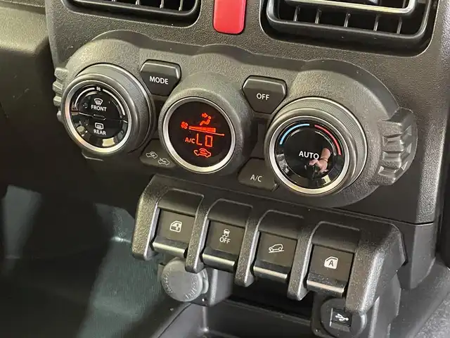 スズキ ジムニー XC 岩手県 2022(令4)年 3.9万km シフォンアイボリーM ４WD/ターボ/衝突被害軽減システム/ダウンヒルアシスト/レーンアシスト/横滑り防止装置/アイドリングストップ/純正ディスプレイオーディオ/背面タイヤ/オートエアコン/シートヒーター/エンジンスターター/LEDヘッドライト