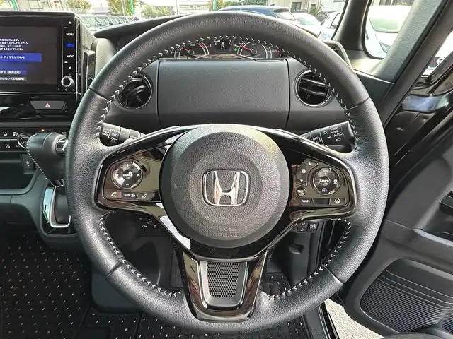 ホンダ Ｎ ＢＯＸ カスタム EX ターボ 静岡県 2022(令4)年 2.1万km クリスタルブラックパール 純正SDナビ（BT接続、CDチェンジャー、フルセグTV、DVD再生機能有り）/前後ドライブレコーダー/バックカメラ/両側パワースライドドア/純正アルミホイール/LEDヘッドライト/MTモード付き AT/クルーズコントロール（追従走行：有）/ETC/スマートキー（スペアキー１本）/エンジンスタートボタン/パワーステアリング/パワーウィンドウ/AAC/社外フロアマット/ABS/横滑り防止装置/レーンキープアシスト/コーナーセンサー/オートライト/オートマチックハイビーム/W+サイドエアバッグ