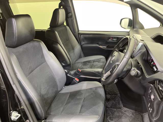 トヨタ ヴォクシー ZS 煌Ⅲ 愛媛県 2021(令3)年 4.5万km ブラック アルパイン11型ナビゲーション/Bluetooth/フルセグテレビ/USB/アルパインフリップダウンモニター/バックカメラ /両側パワースライドドア/ビルドインETC/衝突被害軽減ブレーキ/レーンキープアシスト/クルーズコントロール/前後コーナーセンサー/LEDヘッドライト/スマートキー
