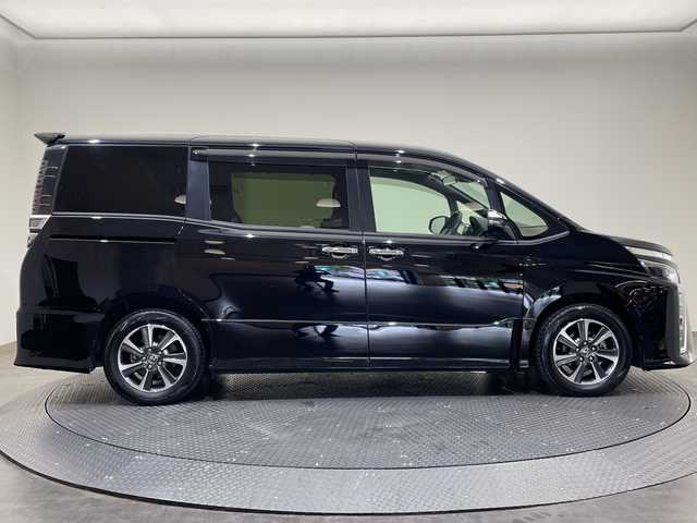 トヨタ ヴォクシー ZS 煌Ⅲ 愛媛県 2021(令3)年 4.5万km ブラック アルパイン11型ナビゲーション/Bluetooth/フルセグテレビ/USB/アルパインフリップダウンモニター/バックカメラ /両側パワースライドドア/ビルドインETC/衝突被害軽減ブレーキ/レーンキープアシスト/クルーズコントロール/前後コーナーセンサー/LEDヘッドライト/スマートキー