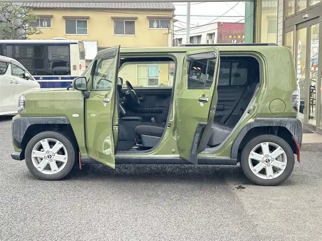 ダイハツ タフト G ターボ クロムベンチャー 大分県 2022(令4)年 0.8万km フォレストカーキメタリック 〇ワンオーナー/〇スカイルーフ/〇純正ディスプレイオーディオ/　ラジオ・フルセグ・USB・BT/〇バックカメラ/〇ETC/〇ドライブレコーダー/〇ACC/〇アイドリングストップ/〇横滑り防止/〇電動格納ミラー/〇ステアリングスイッチ/〇革巻きステアリング/〇前席シートヒーター/〇フロアマット/〇ドアバイザー/〇リア5面スモークフィルム/〇スマートキー/〇エンジンプッシュスタート/〇社外レーダー/〇純正LEDヘッドライト/〇純正フォグランプ/〇純正15インチアルミホイール/〇保証書/〇取扱説明書/〇スペアキー